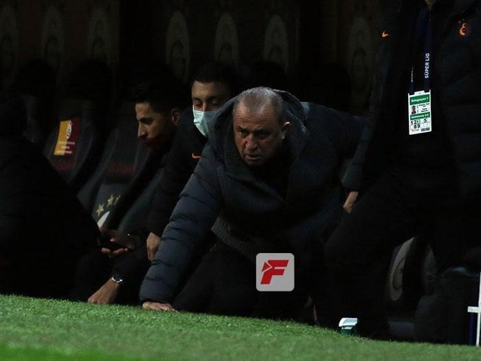 Galatasarayda Fatih Terim sinirden çılgına döndü, yere düştü