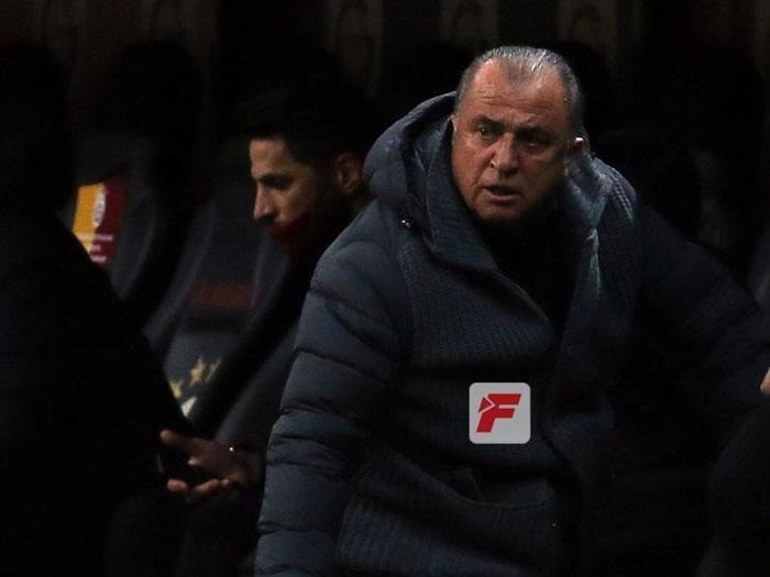 Galatasarayda Fatih Terim sinirden çılgına döndü, yere düştü
