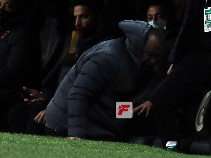 Galatasarayda Fatih Terim sinirden çılgına döndü, yere düştü