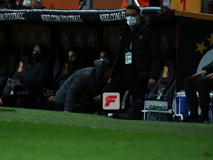 Galatasarayda Fatih Terim sinirden çılgına döndü, yere düştü
