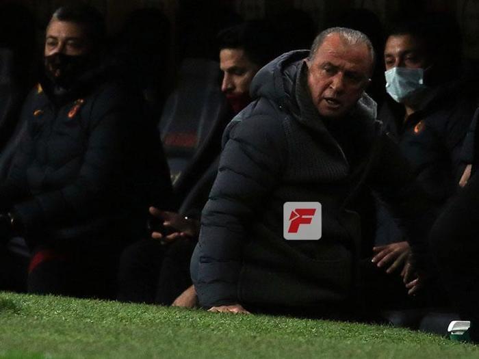Galatasarayda Fatih Terim sinirden çılgına döndü, yere düştü