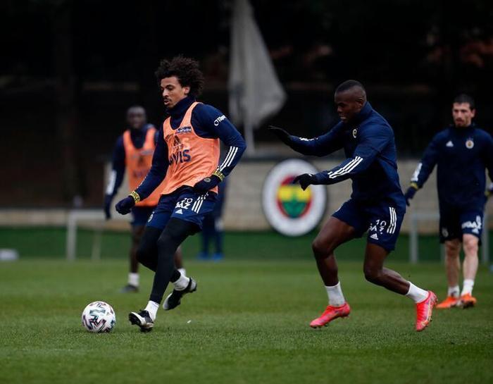 Fenerbahçede Mesut Özil ve Luiz Gustavo için sakatlık gerçeği