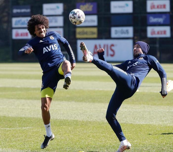 Fenerbahçede Mesut Özil ve Luiz Gustavo için sakatlık gerçeği