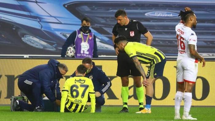 Fenerbahçede Mesut Özil ve Luiz Gustavo için sakatlık gerçeği