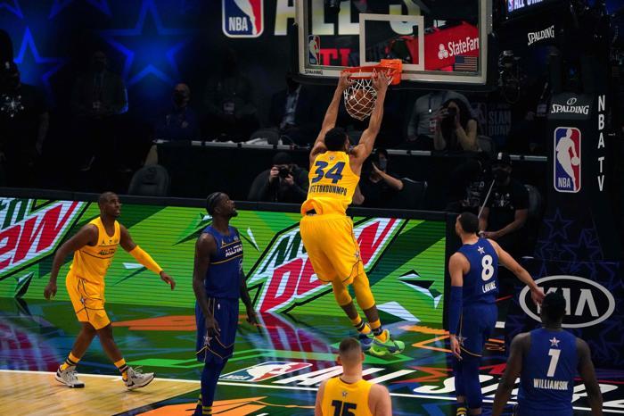 NBAde All Star heyecanı Kazanan LeBron Jamesin takımı
