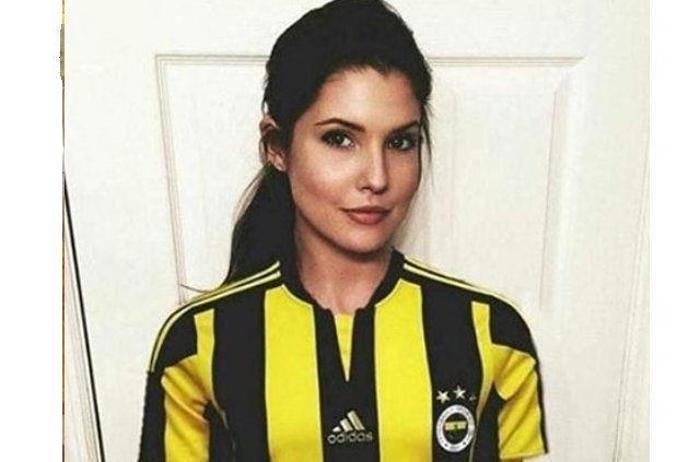 Amanda Cernyden arkadaşıyla olay poz