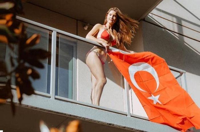 Amanda Cernyden arkadaşıyla olay poz