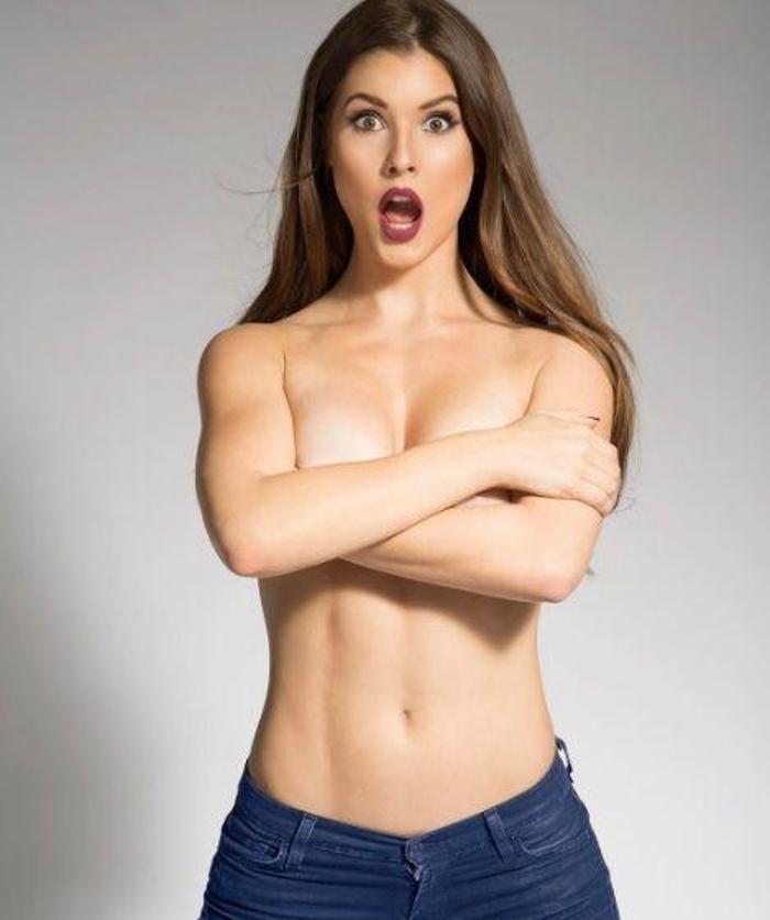 Amanda Cernyden arkadaşıyla olay poz