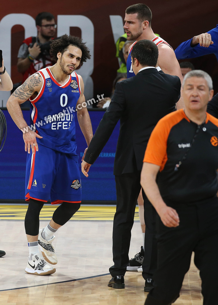 Final Fourda Fenerbahçe Beko - Anadolu Efes maçından ekrana yansımayanlar