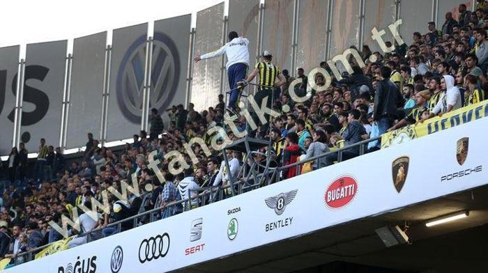 Fenerbahçe taraftarından yönetim istifa tezahüratı