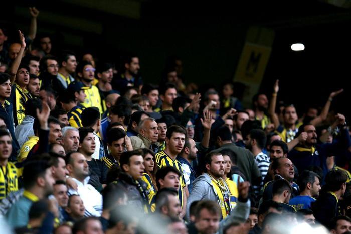 Fenerbahçe taraftarından yönetim istifa tezahüratı