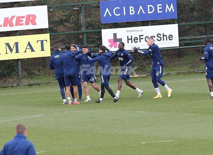 Fenerbahçe idmanında dikkat çeken detay Emre Belözoğlu ve Erol Bulut...