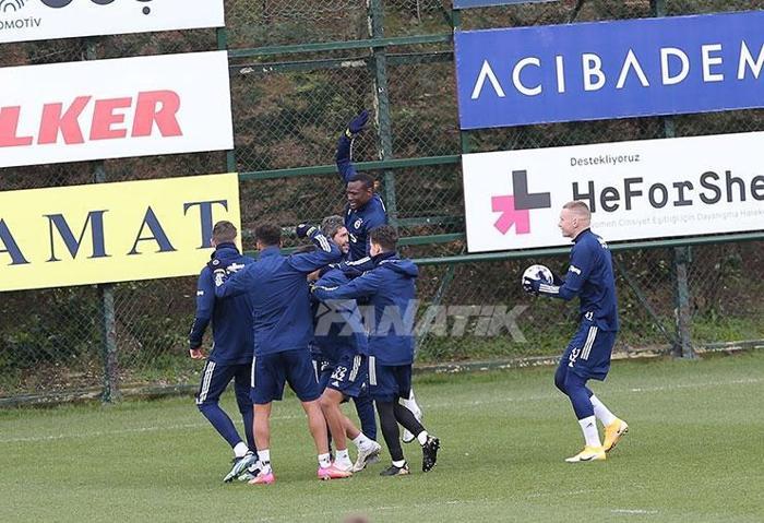 Fenerbahçe idmanında dikkat çeken detay Emre Belözoğlu ve Erol Bulut...