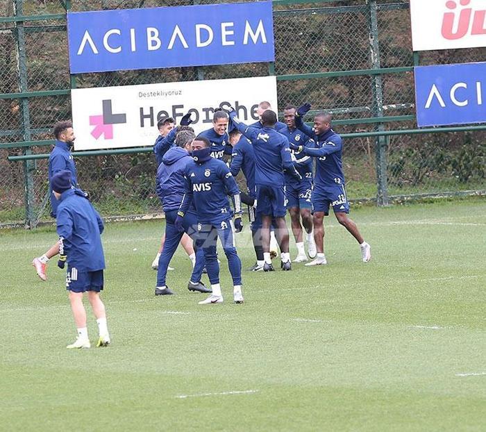 Fenerbahçe idmanında dikkat çeken detay Emre Belözoğlu ve Erol Bulut...