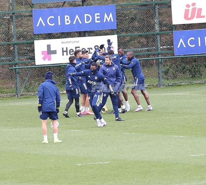 Fenerbahçe idmanında dikkat çeken detay Emre Belözoğlu ve Erol Bulut...