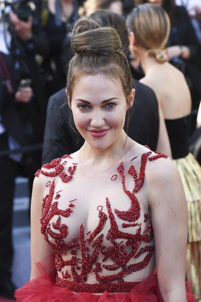 Meryem Uzerli kırmızı halıda