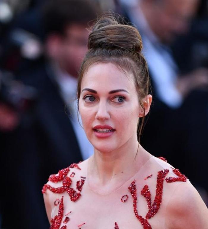 Meryem Uzerli kırmızı halıda