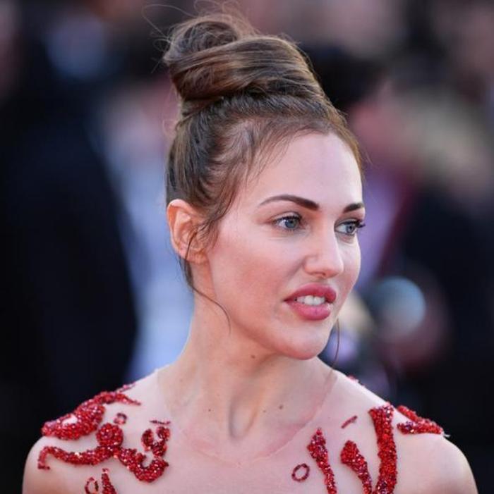 Meryem Uzerli kırmızı halıda