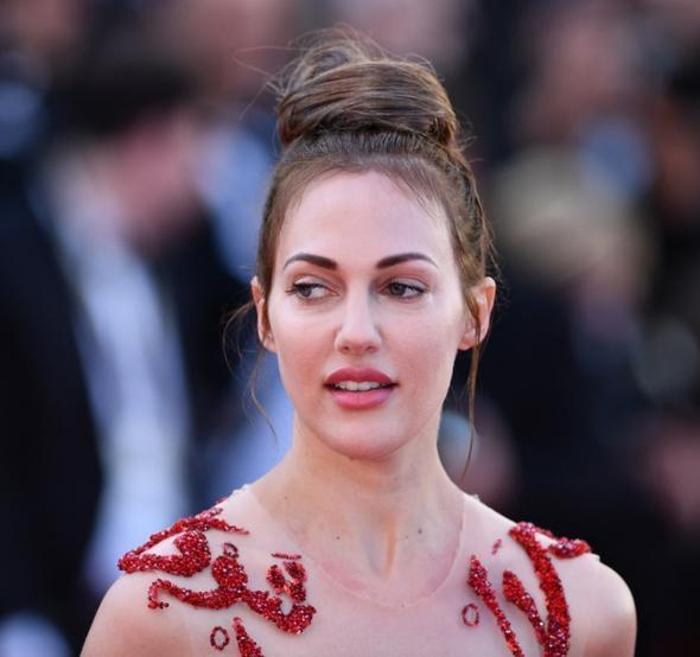 Meryem Uzerli kırmızı halıda