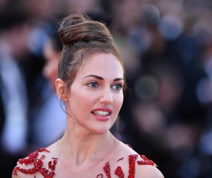Meryem Uzerli kırmızı halıda