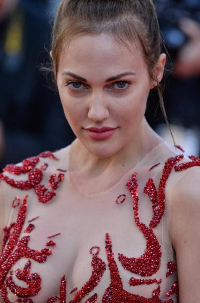 Meryem Uzerli kırmızı halıda