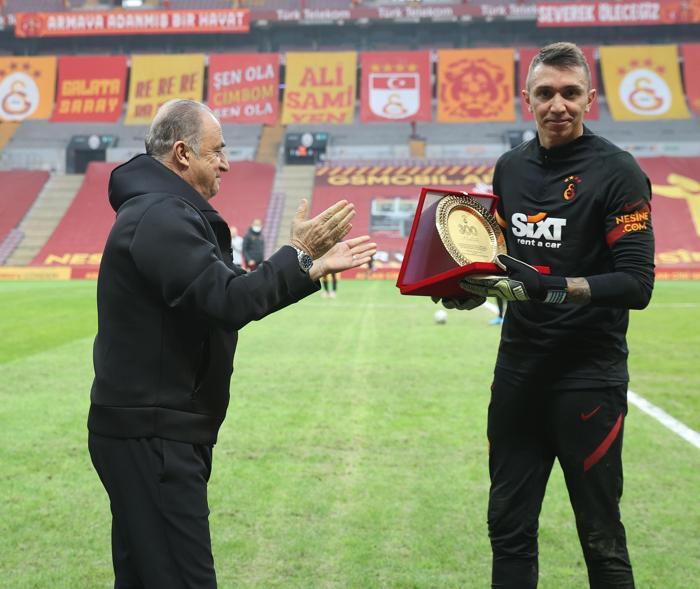Galatasaray - Erzurumspor | Fernando Musleranın plaketi Fatih Terimden