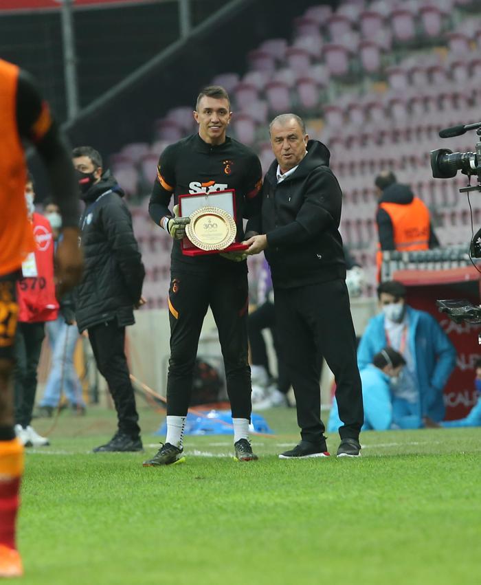 Galatasaray - Erzurumspor | Fernando Musleranın plaketi Fatih Terimden