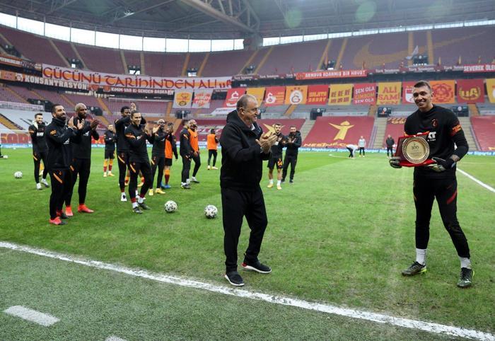 Galatasaray - Erzurumspor | Fernando Musleranın plaketi Fatih Terimden