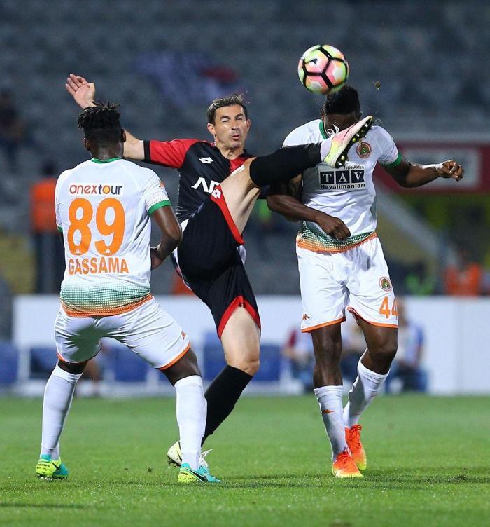Romanya - 6 futbolcu
