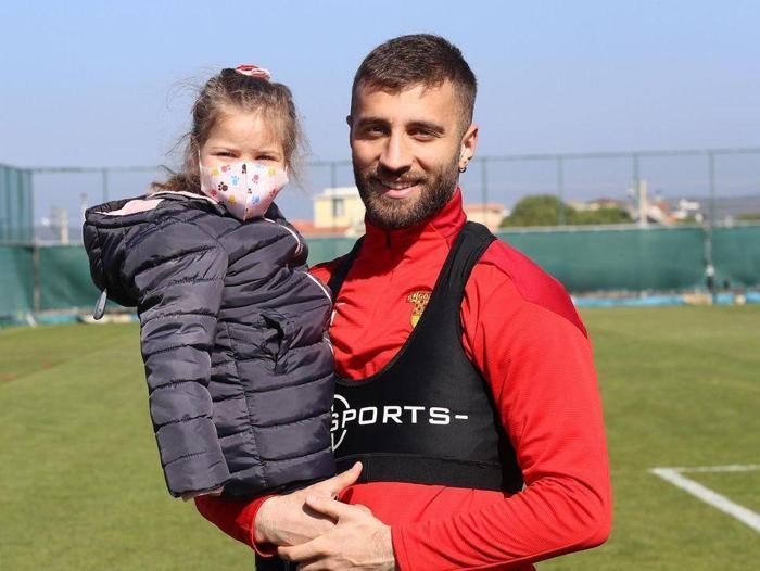 İzmir depreminin sembolü Ayda Gezgin, Göztepe antrenmanında
