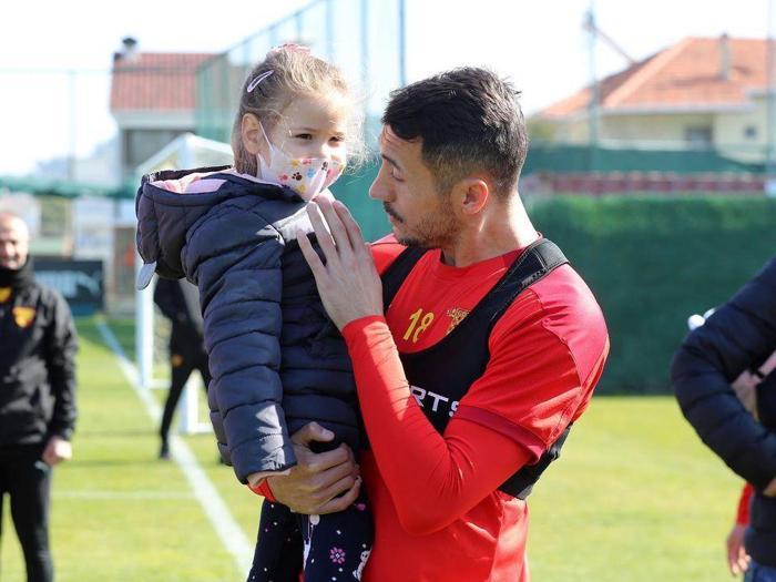 İzmir depreminin sembolü Ayda Gezgin, Göztepe antrenmanında