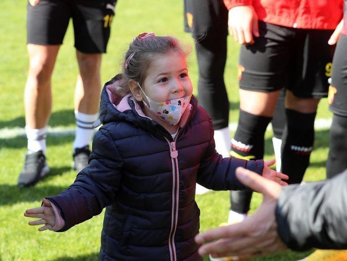İzmir depreminin sembolü Ayda Gezgin, Göztepe antrenmanında