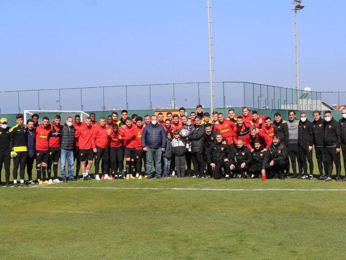İzmir depreminin sembolü Ayda Gezgin, Göztepe antrenmanında