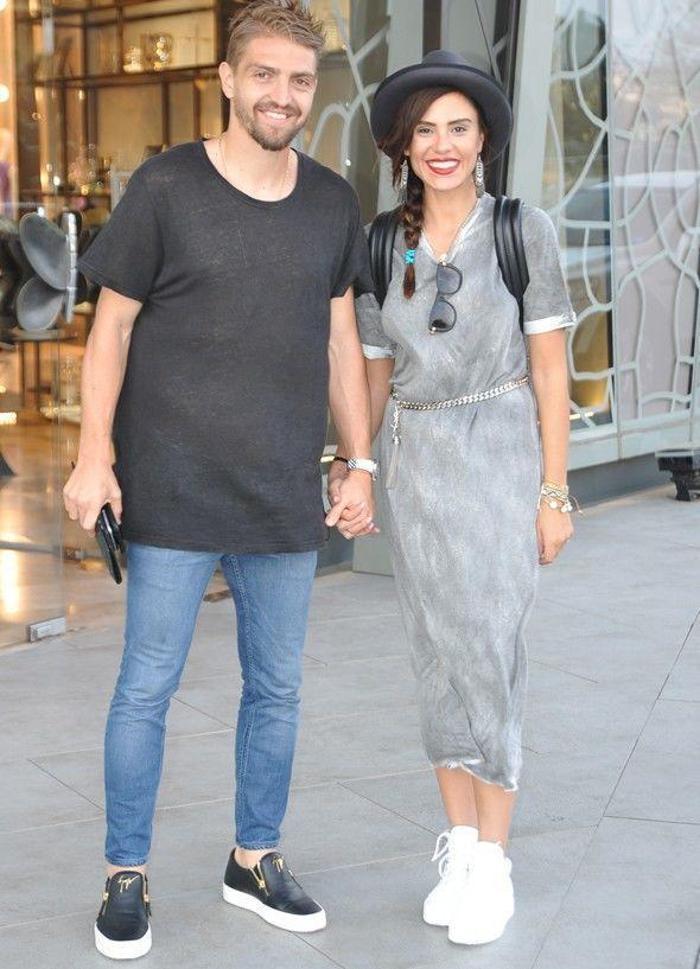 Caner Erkin Şükran Ovalı çifti el ele