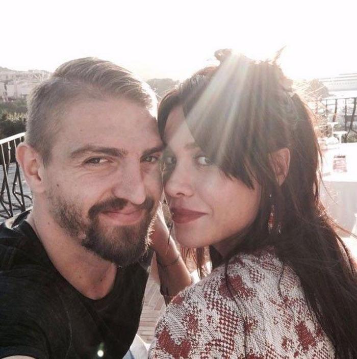 Caner Erkin Şükran Ovalı çifti el ele