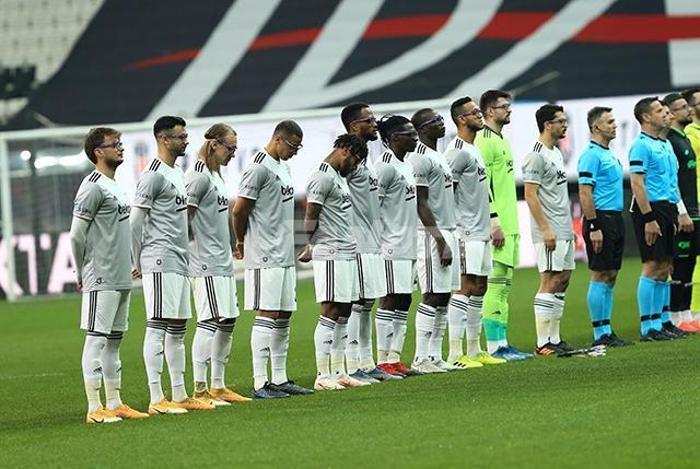 Beşiktaş - Konyaspor maçına futbolcular mor gözlüklerle çıktılar