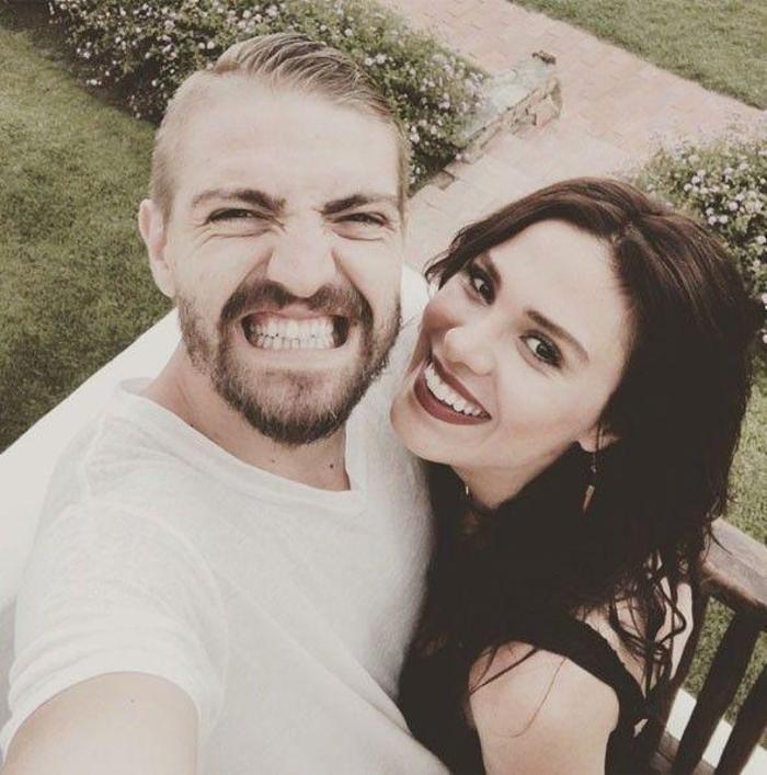 Caner Erkin Şükran Ovalı çifti el ele