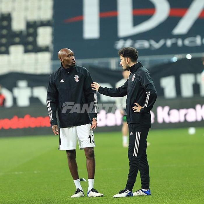 Beşiktaş - Konyaspor maçına futbolcular mor gözlüklerle çıktılar