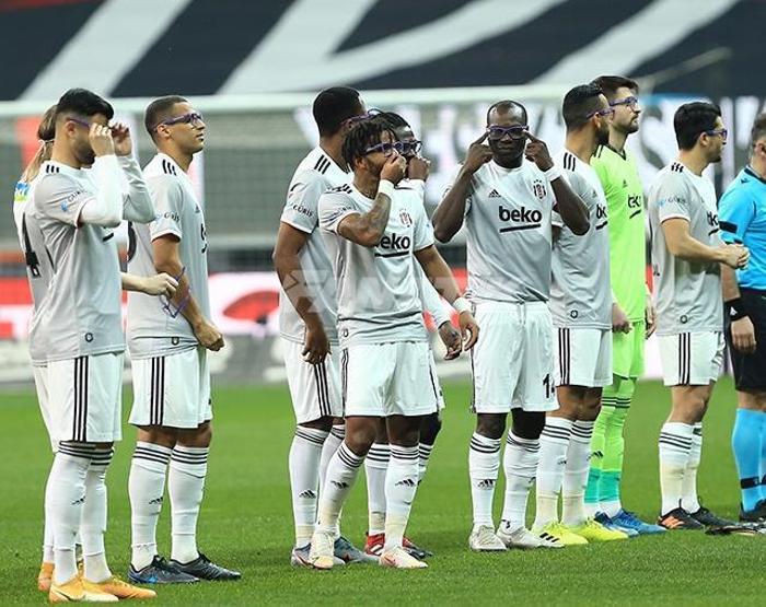Beşiktaş - Konyaspor maçına futbolcular mor gözlüklerle çıktılar