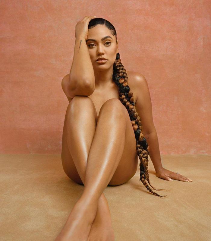 Çırılçıplak poz veren Ayesha Curry gelen yoruma sitem etti