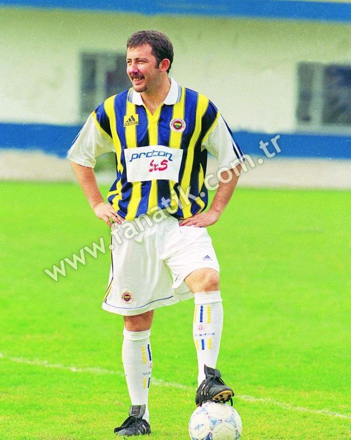 3 büyüklerde forma giyen futbolcular