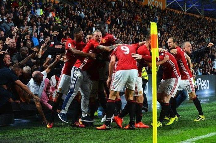 Gol sevincinde ayağı kırıldı