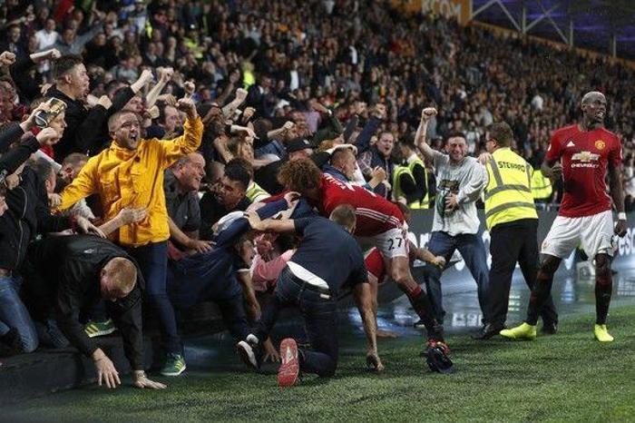 Gol sevincinde ayağı kırıldı