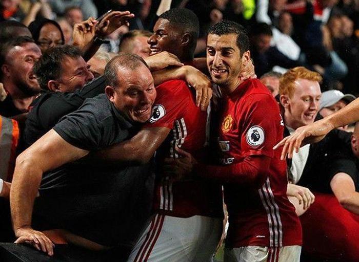 Gol sevincinde ayağı kırıldı