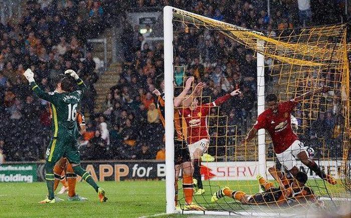 Gol sevincinde ayağı kırıldı
