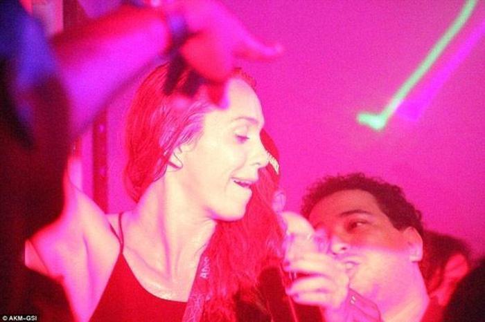 OLAY FOTOĞRAF BİR GECEDE 3 KADINLA...
