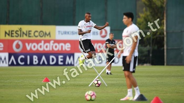 Beşiktaşın yeni transferi Talisca ilk idmanına çıktı