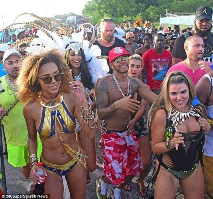 Lewis Hamilton kendinden geçti