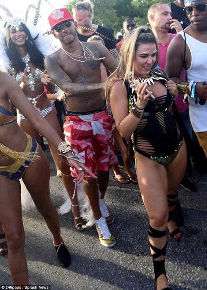 Lewis Hamilton kendinden geçti