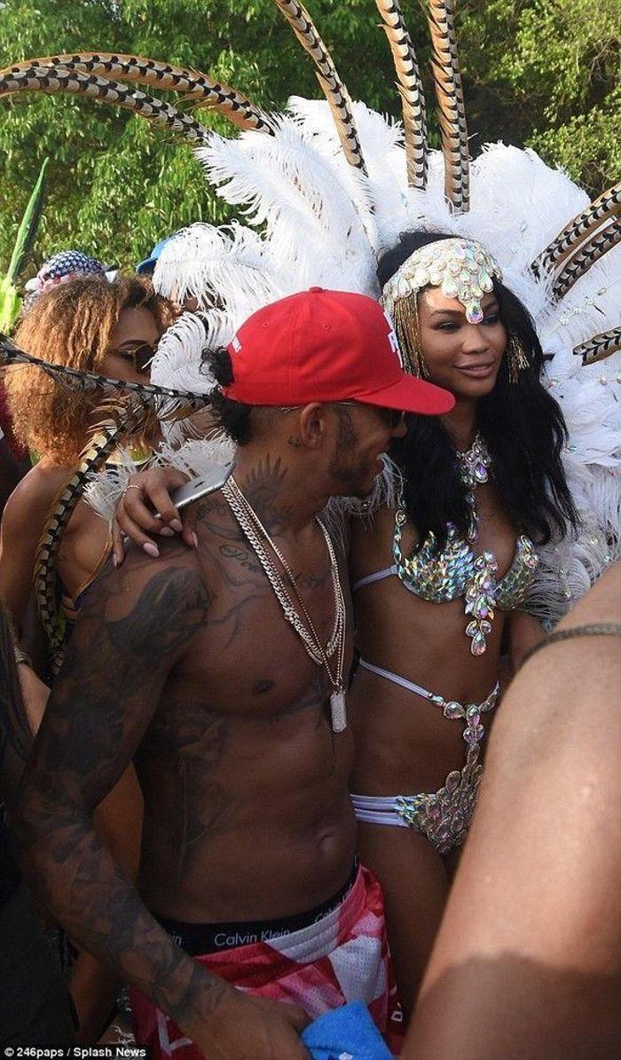 Lewis Hamilton kendinden geçti